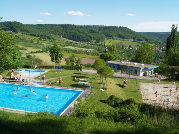 Blick über das Schwimmbecken des Geländes Simonsberg ins Tal